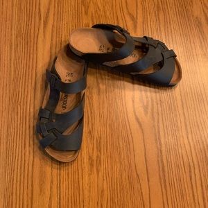 **NWOT** Birkenstock’s with Arizona footbed